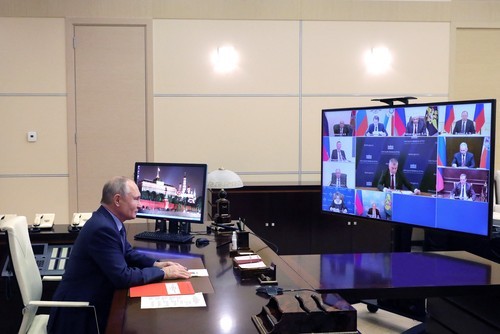 Vladimir Putin prezidează o reuniune a Consiliului rus de Securitate, prin videoconferință, la reședința sa din Novo-Ogaryovo, pe 25 decembrie 2020 | Foto: Profimedia
