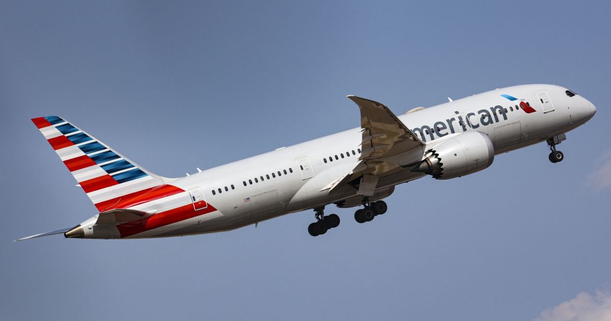 Un Boeing 787 Dreamliner al companiei American Airlines decolează de pe aeroportul internațional din Atena, Grecia