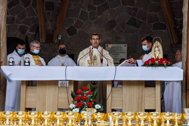 Slujba de la Șumuleu Ciuc a fost oficiată de episcopul auxiliar de Alba Iulia, Kerekes Laszlo, care a fost numit în această funcţie anul trecut, de Papa Francisc