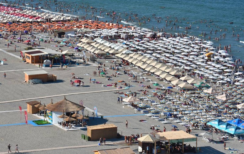 Bărbat din Pitești, scos inconștient din mare de către salvamari la Mamaia, în zona Sara Beach