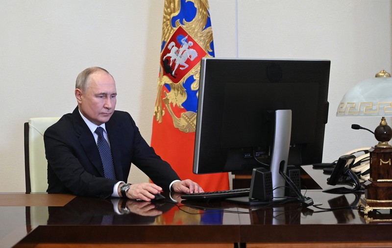 Momentul în care Vladimir Putin votează, online, din biroul său de la Kremlin, la alegerile prezidențiale din Rusia | VIDEO