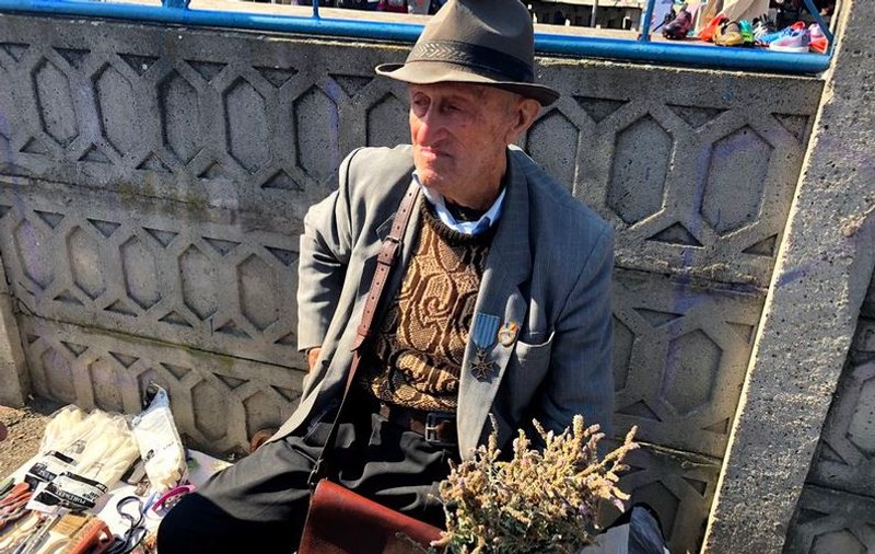 REPORTAJ: Moș Ioan Onofrei, veteranul cu 300 de lei pensie, obligat de foame să culeagă și să vândă flori / FOTO