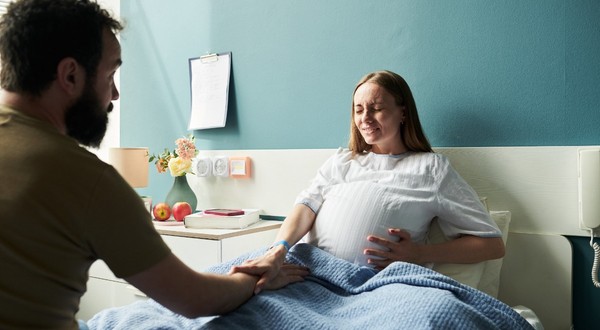 Femeie in maternitate