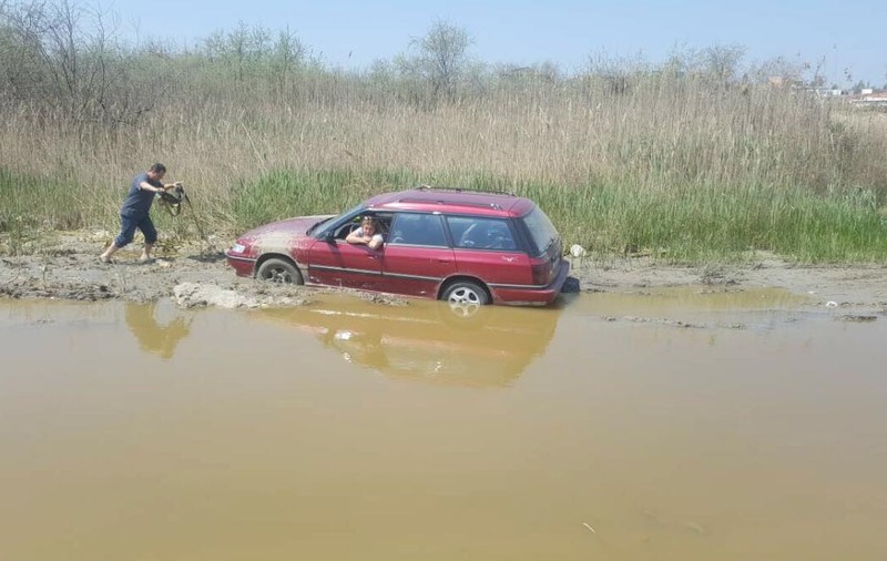O turistă a rămas împotmolită cu mașina în Mamaia Nord. Ce răspuns a primit când a sunat la 112