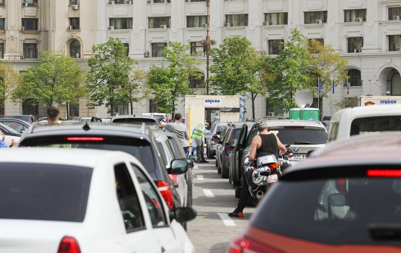Coadă de 1 Mai la centrul drive-thru din București, în a treia zi de la deschidere