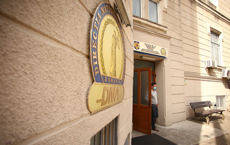 Avocat din Călăraşi cercetat de DNA pentru dare de mită, după ce i-a oferit bani unui polițist pentru a-și ajuta un client