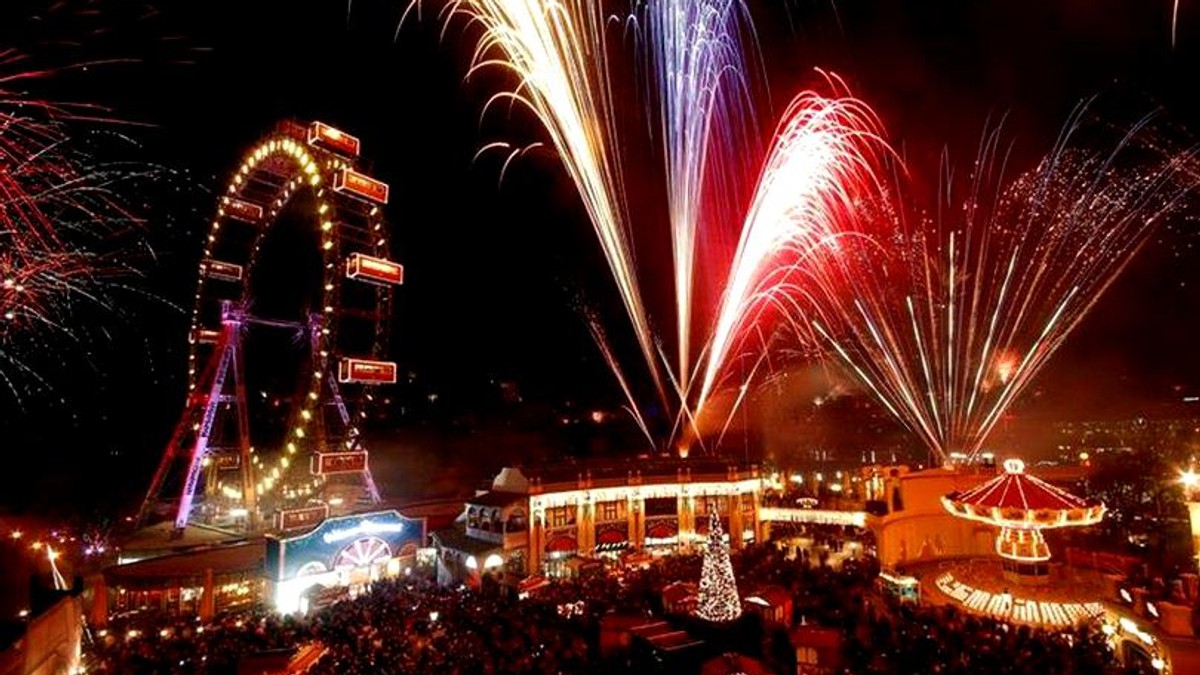 Anul Nou în jurul lumii. Obiceiuri, tradiții și superstiții de Revelion. Peste tot în lume, oamenii cred că de Revelion trebuie să faci ceva pentru a avea mai mult noroc în noul an, pentru a "sparge" ghinionul, a alunga spiritele rele din vechiul an, a găsi iubirea sau a aduce prosperitate în casă.