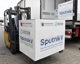 Un transport cu sute de mii de doze din vaccinul Sputnik, sosit în Budapesta în martie FOTO: EPA