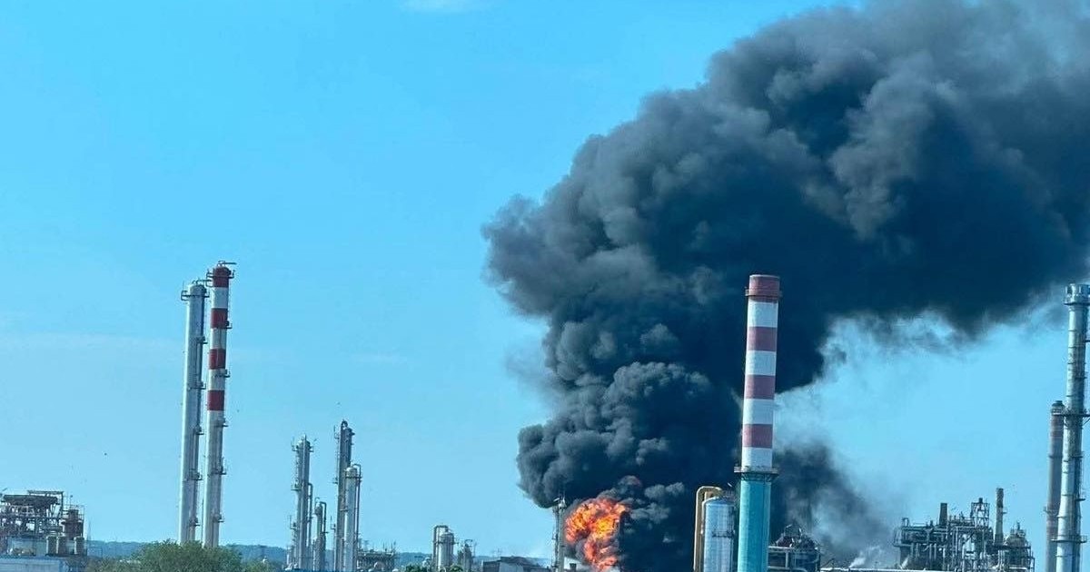 O explozie urmată de un incendiu s-a produs în orașul unguresc Tiszaújváros, 22 mai 2026