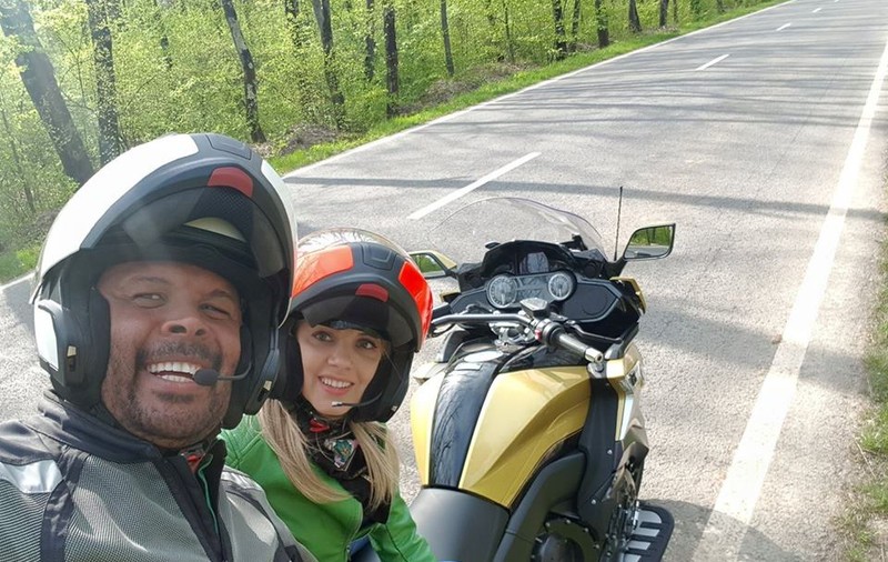 VIDEO EXCLUSIV/Andreea Ibacka se străduiește să doarmă când Cabral conduce motocicleta. „Am un fotoliu foarte confortabil în spate”