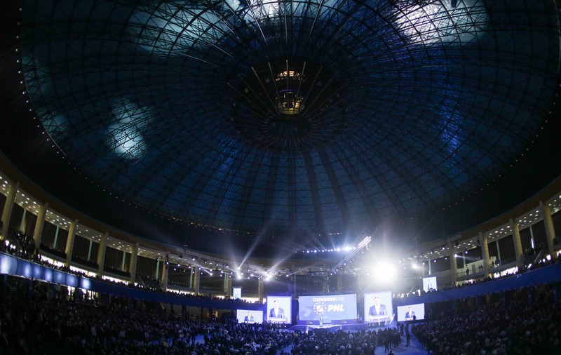 Intervenție SMURD la Congresul PNL, după ce un liberal a căzut de pe scenă. Omul a fost luat cu targa și dus la spital