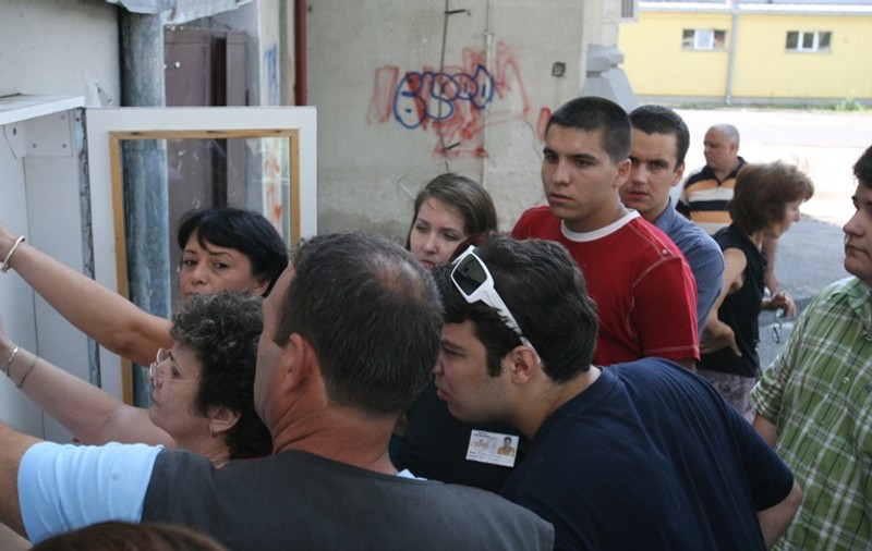 Explicaţii pentru dezastrul de la BAC? Românii cheltuiesc de 15 ori mai mult pe băutură şi ţigări, decât pe educaţie