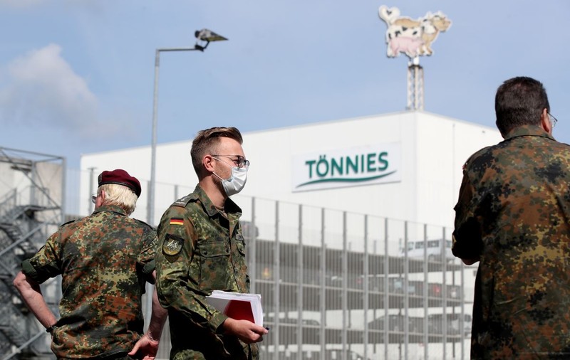 Bilanțul infecțiilor COVID la abatorul din Germania unde lucrează mii de români a explodat. Oficialii au chemat armata pentru a combate criza