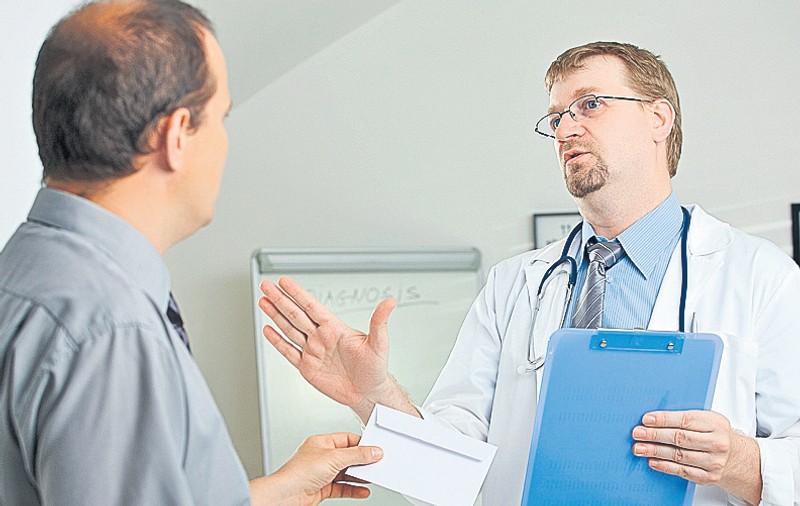 Românii, «obligaţi» să dea şpagă la doctor