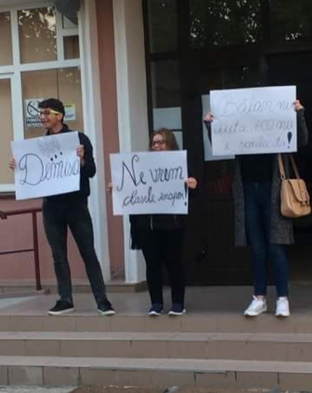 UPDATE: Demisie a directoarei colegiului din Târgu Mureș unde sute de elevi protestează. Unii dintre ei s-au urcat pe acoperișul de la intrarea în școală | VIDEO