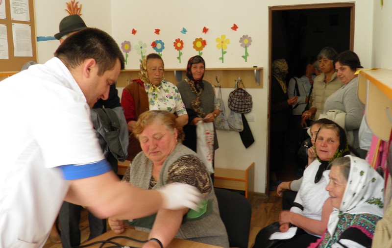 Medicii voluntari au bătut ulițele ca să-i consulte pe oamenii de la sate