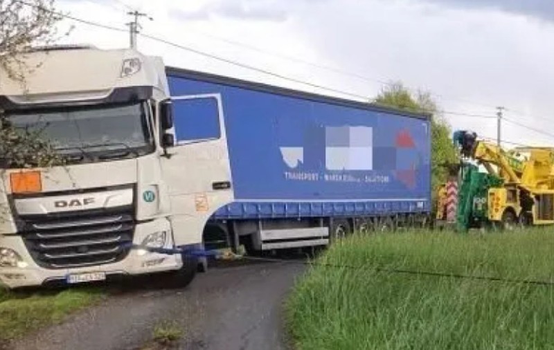 Șofer român de TIR, prins beat în Franța, după ce s-a rătăcit cu camionul și s-a blocat pe un drum de țară. Cum a încercat să se scuze