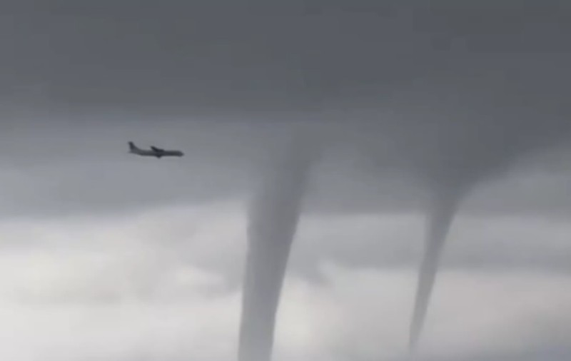 VIDEO | Un avion a trecut aproape de mai multe "tornade" deasupra Mării Negre