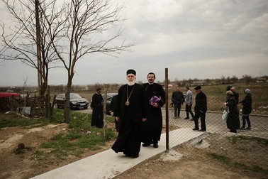 Episcopul Visarion și, în spate, Părintele Alexandru Octavian Balaban, veniți să sfințească noua locuință. Foto: Dumitru Angelescu / Libertatea