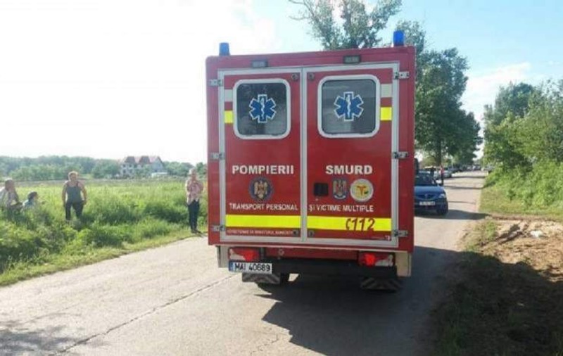 Un șofer a spulberat o femeie cu un copil în brațe! Fetița de doi ani a murit