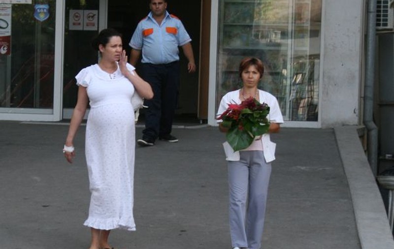 Foto exclusiv | Luciu, scoasă din maternitate de ziua fiului ei