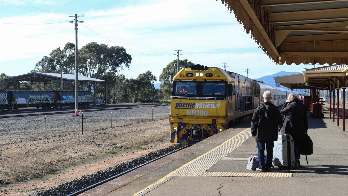 Trenul Pacific National sosește la Ararat cu serviciul feroviar de pasageri Overland către Adelaide, Australia, iulie 2019