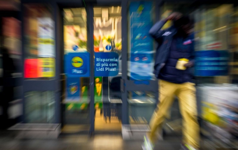 Un șofer român de TIR a fost luat la pietre de clienți în fața unui magazin Lidl din Italia, unde tocmai își înjunghiase de 14 ori soția