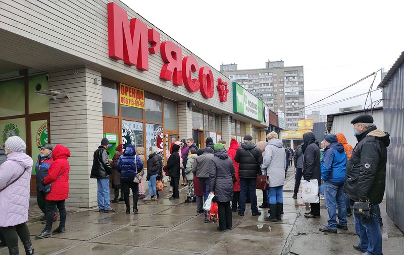 Viața de zi cu zi printre sirene și bombe la Kiev: „A fost sărbătoare când au băgat carne la magazin. Nu mai avem nimic proaspăt”