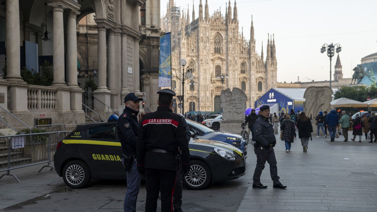 Polițiștii au înțeles imediat mesajul non-verbal de urgență al fetei și au salvat-o. Sursă foto: Getty Images.