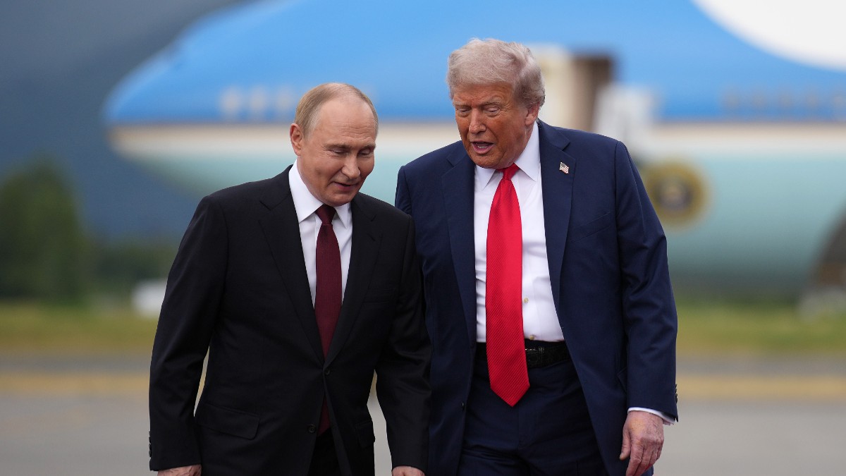 Vladimir Putin și Donald Trump, în timpul vizitei în Europa din 2025