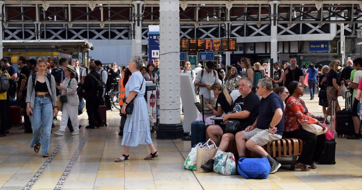 Turiștii străini se înghesuie în holul Gării Paddington, nefiind descurajați de valurile de căldură