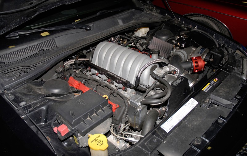 Un test simplu, dar extrem de important, este verificarea nivelului și a calității uleiului de motor. Fotografie cu caracter ilustrativ. Foto: Profimedia Images.