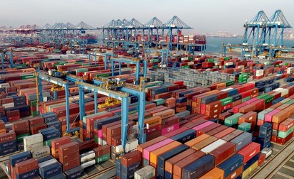 O mare de containere așteaptă să fie livrate în întreaga lume în portul chinez Qingdao, din provincia Shandong FOTO: EPA