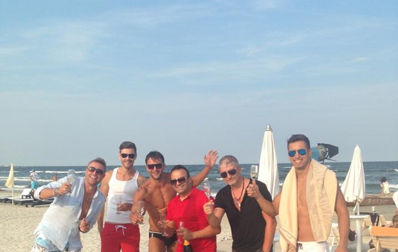 Se declară un PRIETEN APROPIAT al Monicăi Gabor, însă, în loc să fie lângă ea, Cătălin Botezatu PETRECE DE ZOR! FOTO