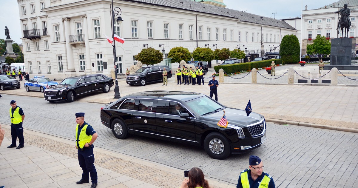 Ce limuzine folosesc șefii de stat din lume - Imagine cu limuzina Cadillac a preşedintelui SUA lîn faţa palatului prezidenţial din Varşovia.