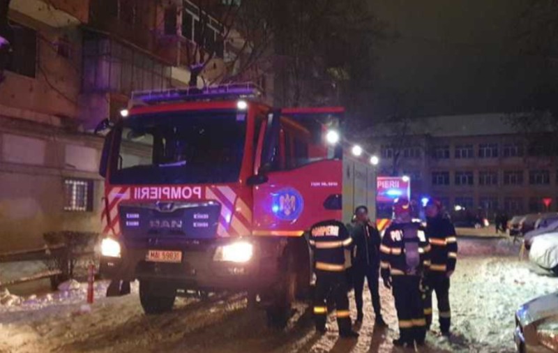 Explozie urmată de incendiu într-un apartament din Zalău: Planul Roșu de Intervenție a fost activat, iar 39 de locatari au fost evacuați