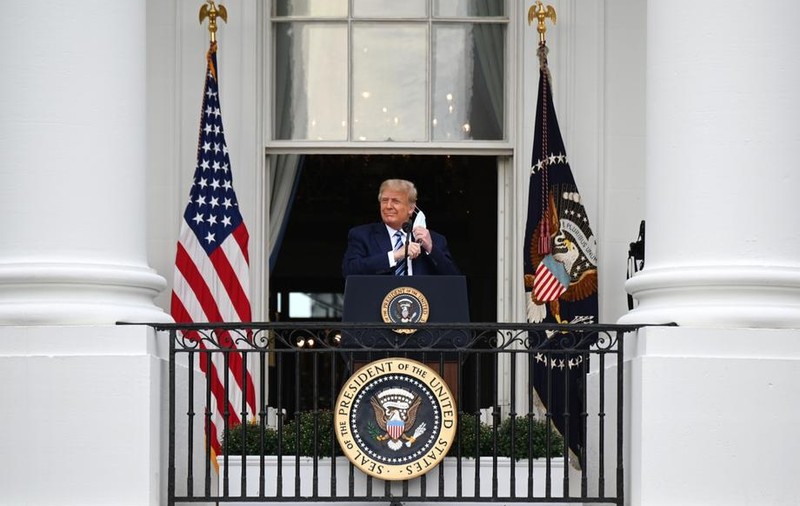Donald Trump nu mai este contagios și poate ieși din izolare, anunță doctorul președintelui american