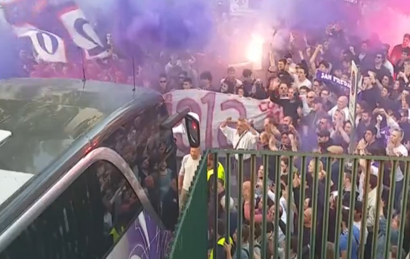 Nebunie la Firenze! Autocarul Fiorentinei, blocat de fani / VIDEO RAR