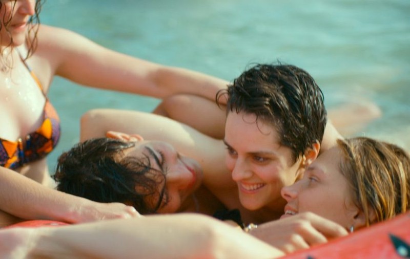 Corespondență de la Cannes.  „Mi iubita, mon amour” sau ce se întâmplă atunci când patru tinere din Franța ajung pe litoralul românesc