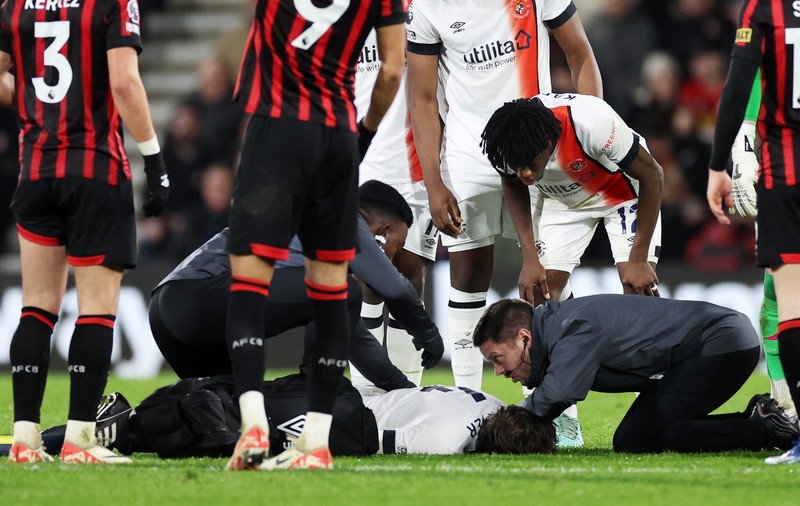 Căpitanul de la Luton Town a suferit un stop cardiac în timpul unui meci. „E în stare stabilă”, anunță echipa sa