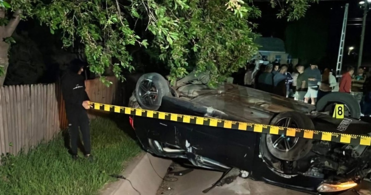 Poză cu mașina răsturnată a soferului care a murit în accidentul rutier din Tudor Vladimirescu, județul Botoșani