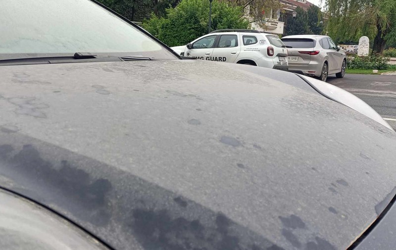Praf saharian în România. Șoferii din mai multe zone ale țării și-au găsit azi mașinile acoperite de un strat roșiatic. FOTO