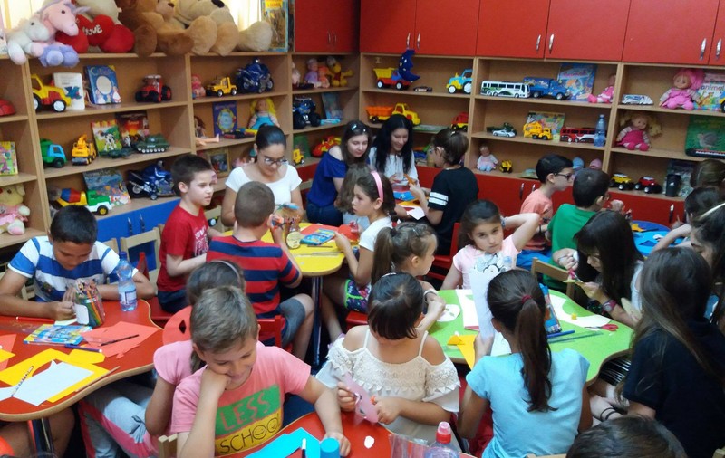 Copii, profesori pentru alți copii. Adolescenții din Craiova le predau la școala de vară școlarilor și preșcolarilor