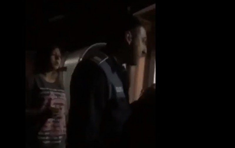 Polițist filmat în timp ce agresează fizic și verbal minore de la un centru pentru copii: „Dacă îți mai aud gura, te omor”