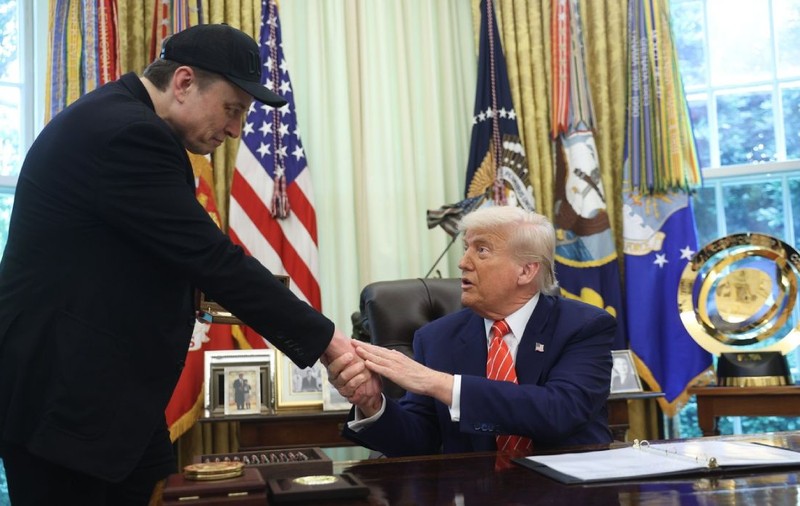 Elon Musk a primit un cadou pentru „oameni foarte speciali” de la Donald Trump, cu ocazia plecării sale din guvernul SUA | VIDEO
