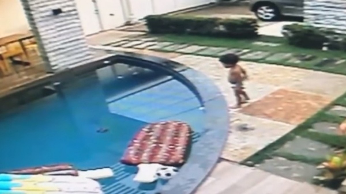 Un băiat de 7 ani din Brazilia și-a salvat fratele mai mic de la înec. Imagine de pe o camera de supraveghere, înainte ca un copil să cadă în piscină, în Brazilia