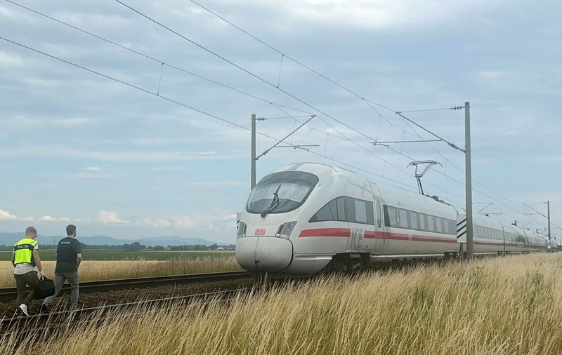 Un tânăr sirian a atacat și rănit 4 oameni cu un ciocan și un topor, într-un tren din Germania. A fost apoi bătut de pasageri