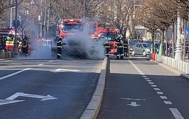O mașină a luat foc pe Calea Victoriei din București. Traficul este restricționat