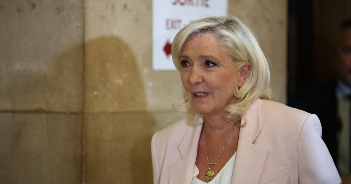 Marine Le Pen, îmbrăcată într-un tricou alb și sacou bej, surprinsă la tribunal Foto: Profimedia