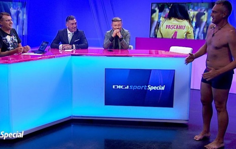 Jurnalistul sportiv Decebal Rădulescu a apărut în chiloți la TV. A pierdut un pariu cu Ilie Dumitrescu